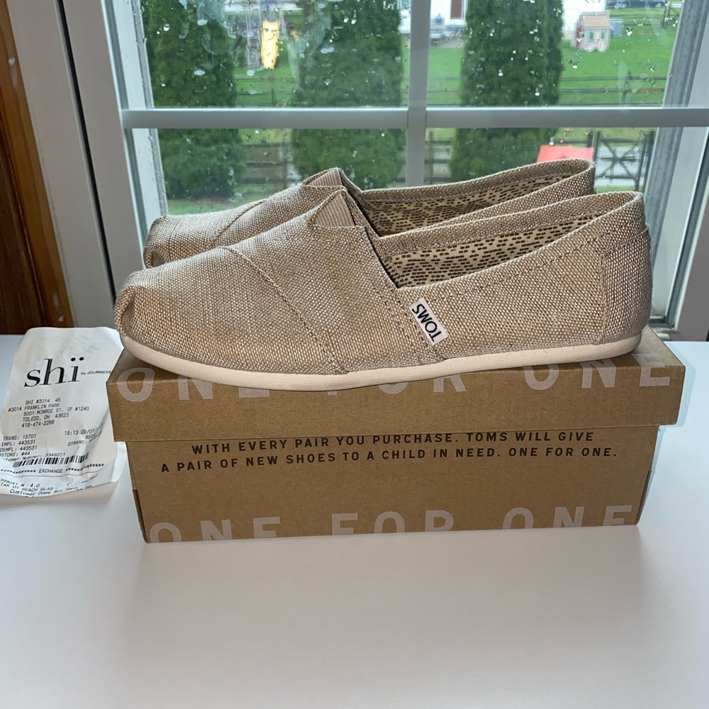 Women’s size 7 Toms shoes